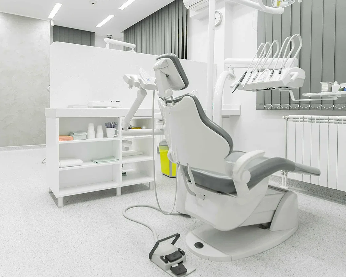Gabinete de Dental Marina con sillón y equipamiento