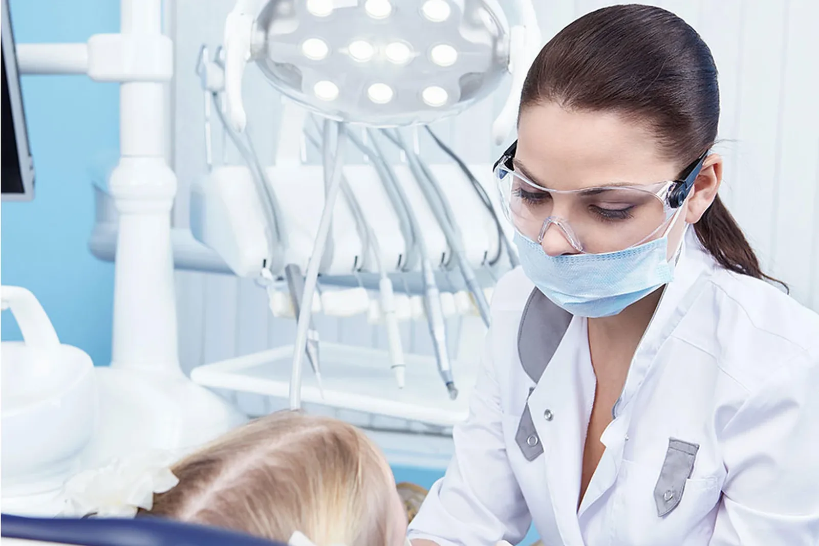 Dentista de Dental Marina atendiendo a una paciente en el sillón